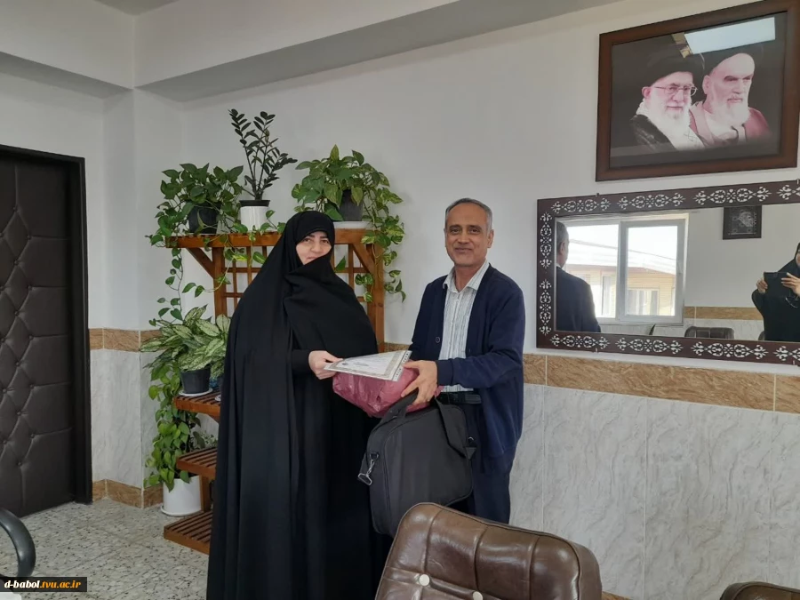 تجلیل و تقدیر از آقای محمدرضا توسلی که بعد از ۳۵ سال خدمت صادقانه در سنگر آموزش و تعلیم و تربیت به افتخار بازنشستگی نائل شدند توسط دکتر ابوئی ریاست آموزشکده ملی مهارت دختران بابل  2